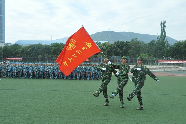 我校隆重举行2017级新生军训汇报表演暨表彰大会