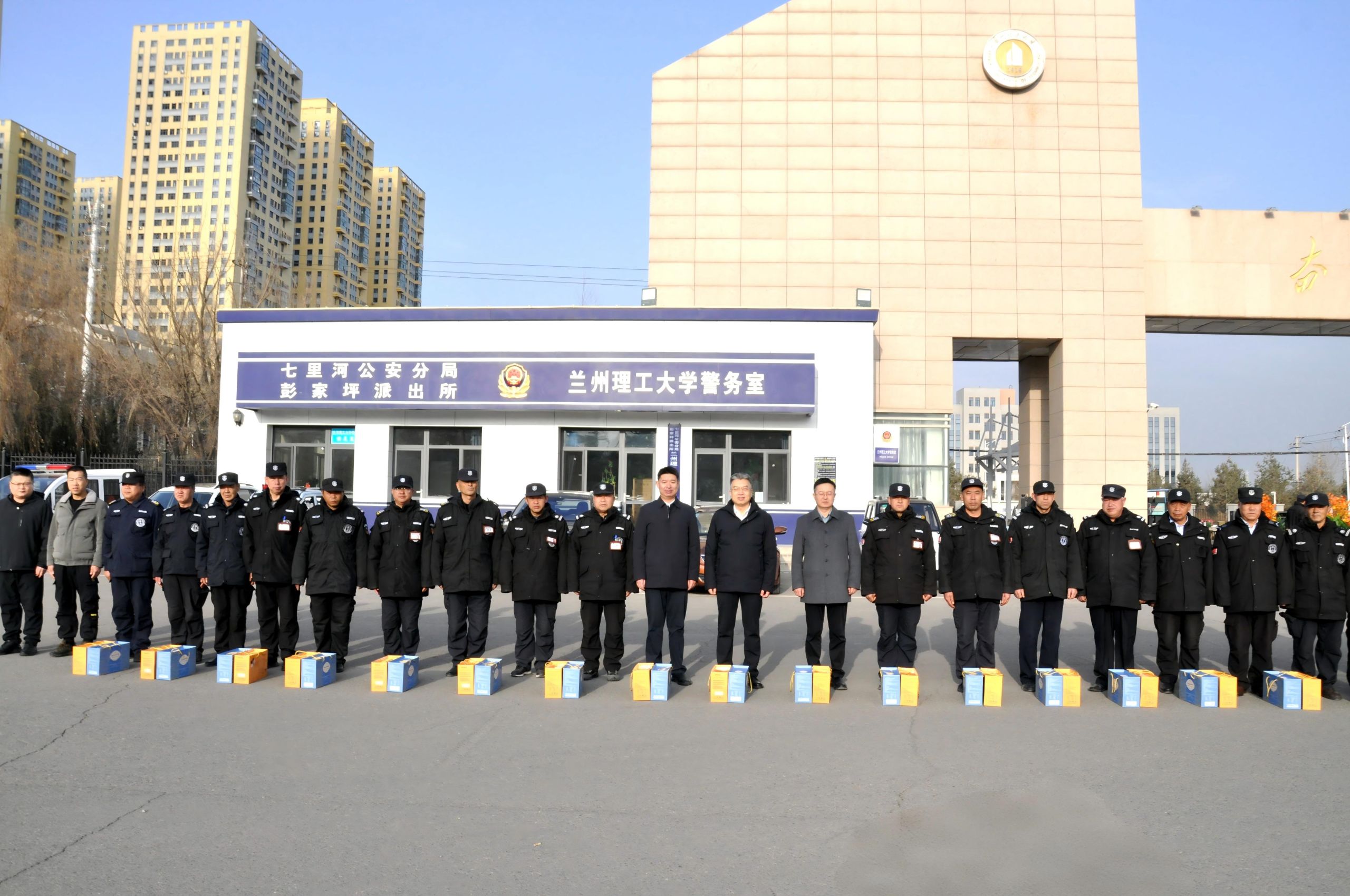 校领导看望慰问春节在岗一线教职员工