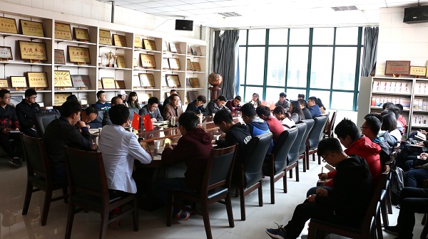 倾听心声 关爱成长——学校召开学生代表座谈会