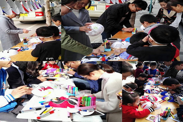 我校大学生摹绘脸谱弘扬国粹