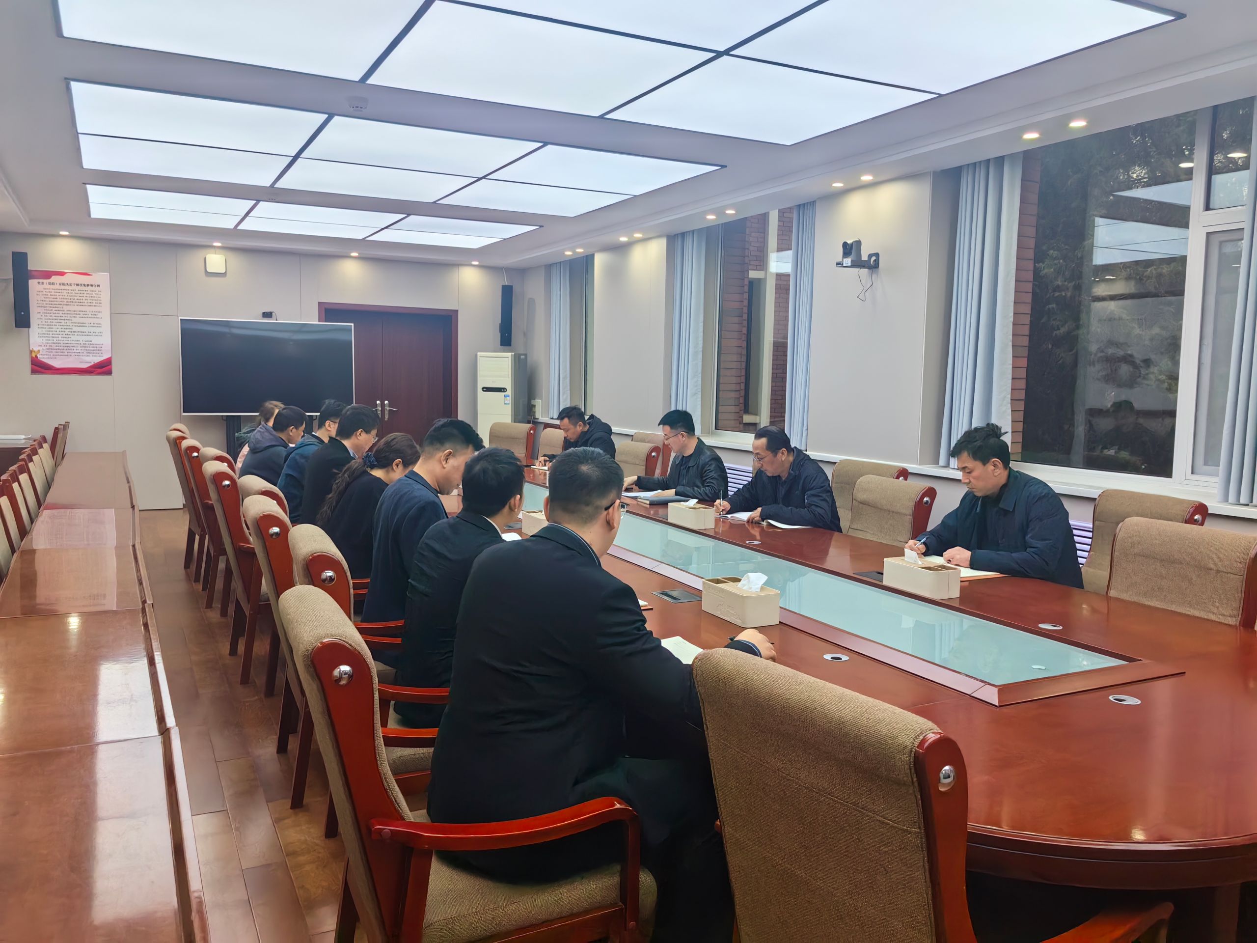 学校办公室召开树立和践行正确政绩观学习教育部署会