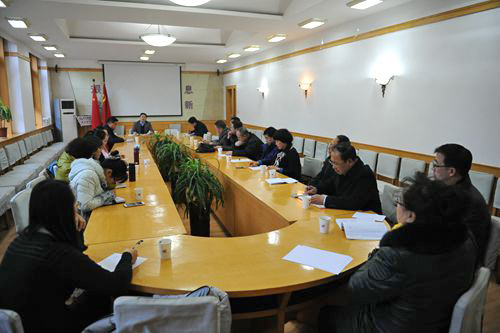 学校召开教授代表座谈会