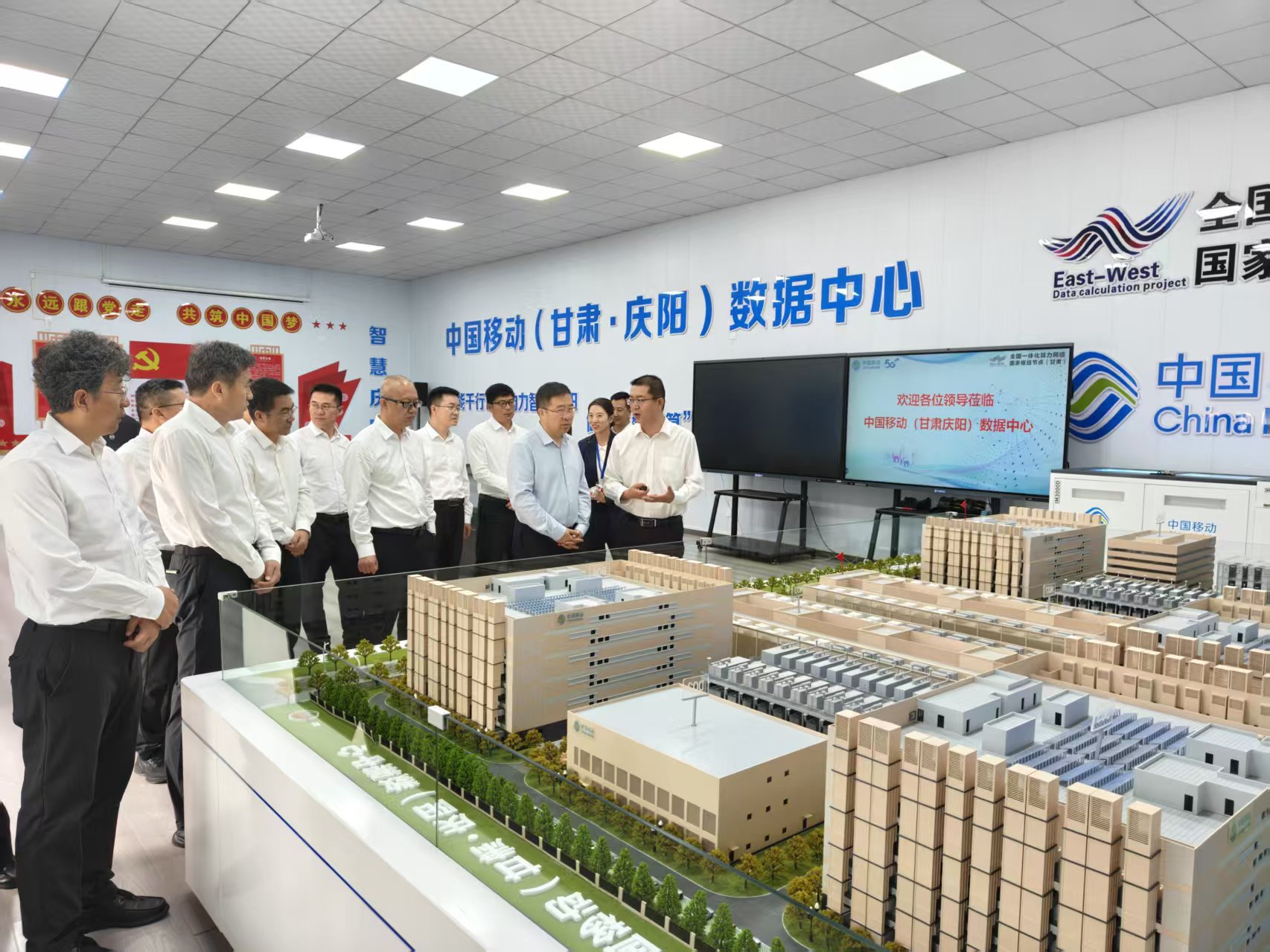 学校党委书记赵立香带队赴庆阳推进校地合作