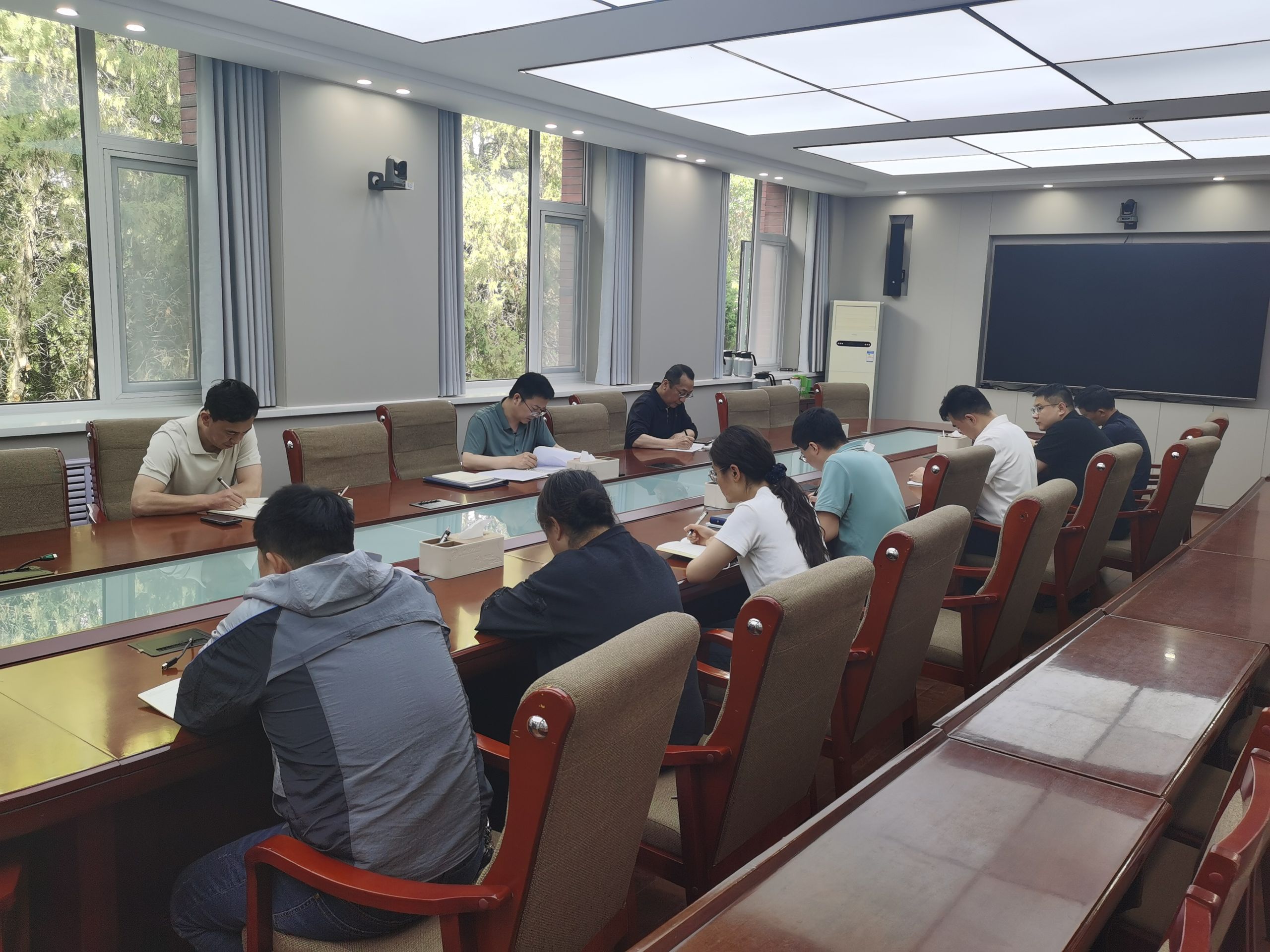 校办党支部召开党员大会