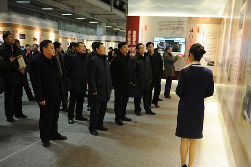 我校党员干部参观“传承清廉好家风”主题教育展