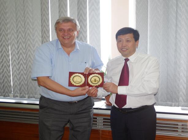 我校与乌克兰巴顿焊接研究所签定合作协议