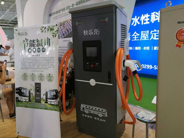 兰州理工大学自主研发的电动车充电桩亮相兰洽会