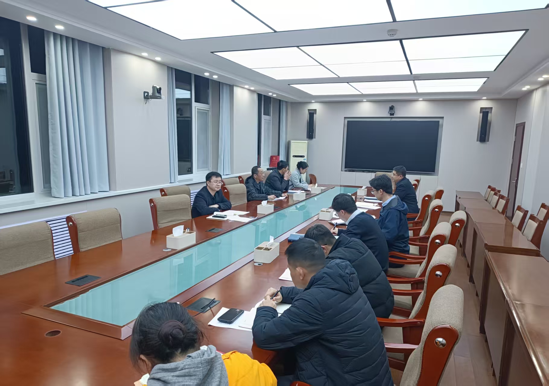 校办党支部召开主题党日活动