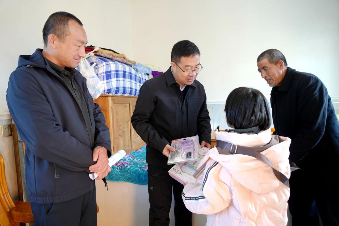 兰州理工大学举行驻村干部轮换暨帮扶奖学金发放仪式