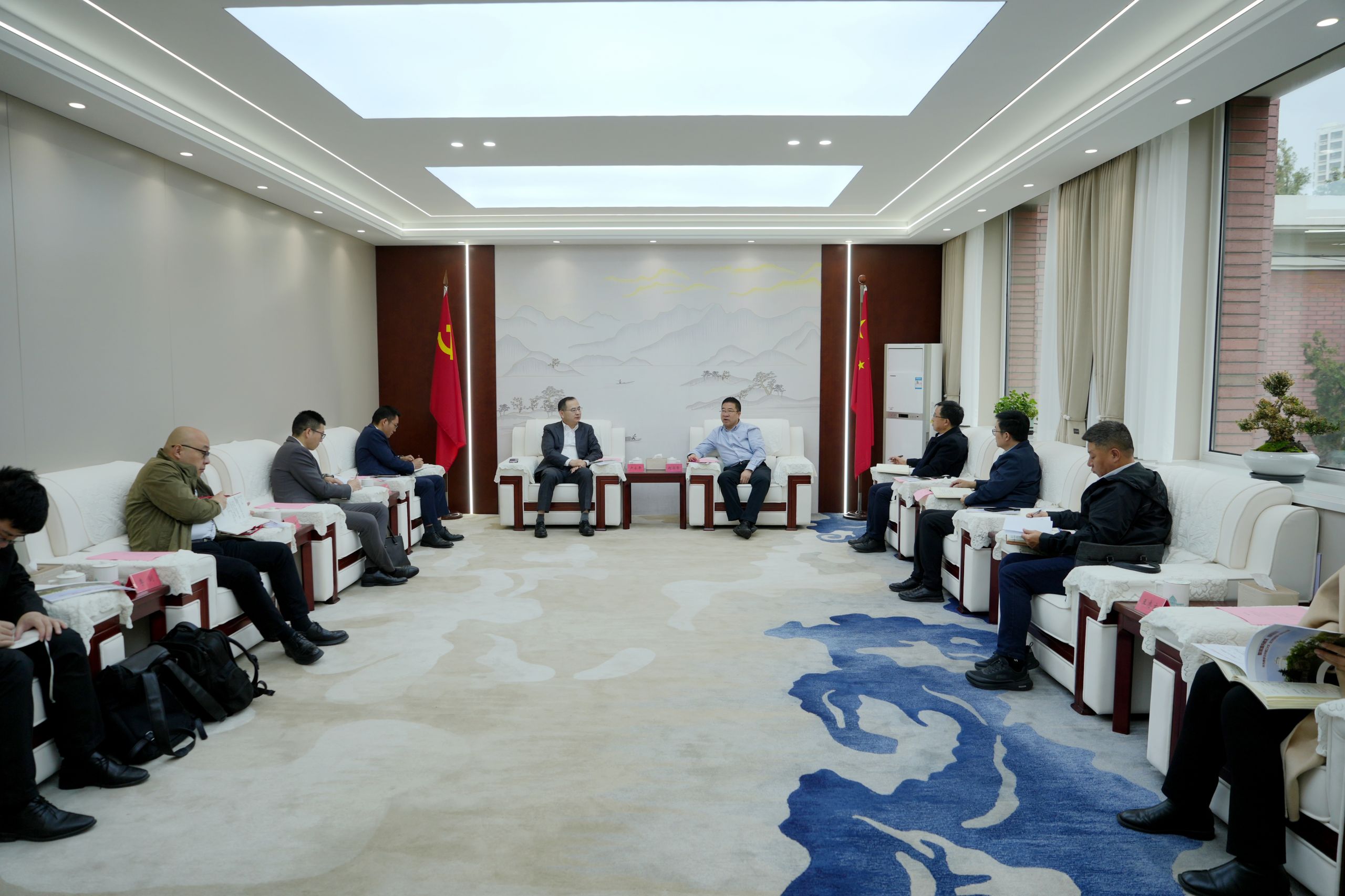 华为公司中国政企教育医疗系统部总裁一行来校座谈交流