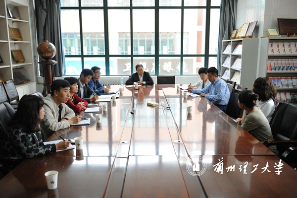 夏天东：以满腔热情帮助师生解决实际困难