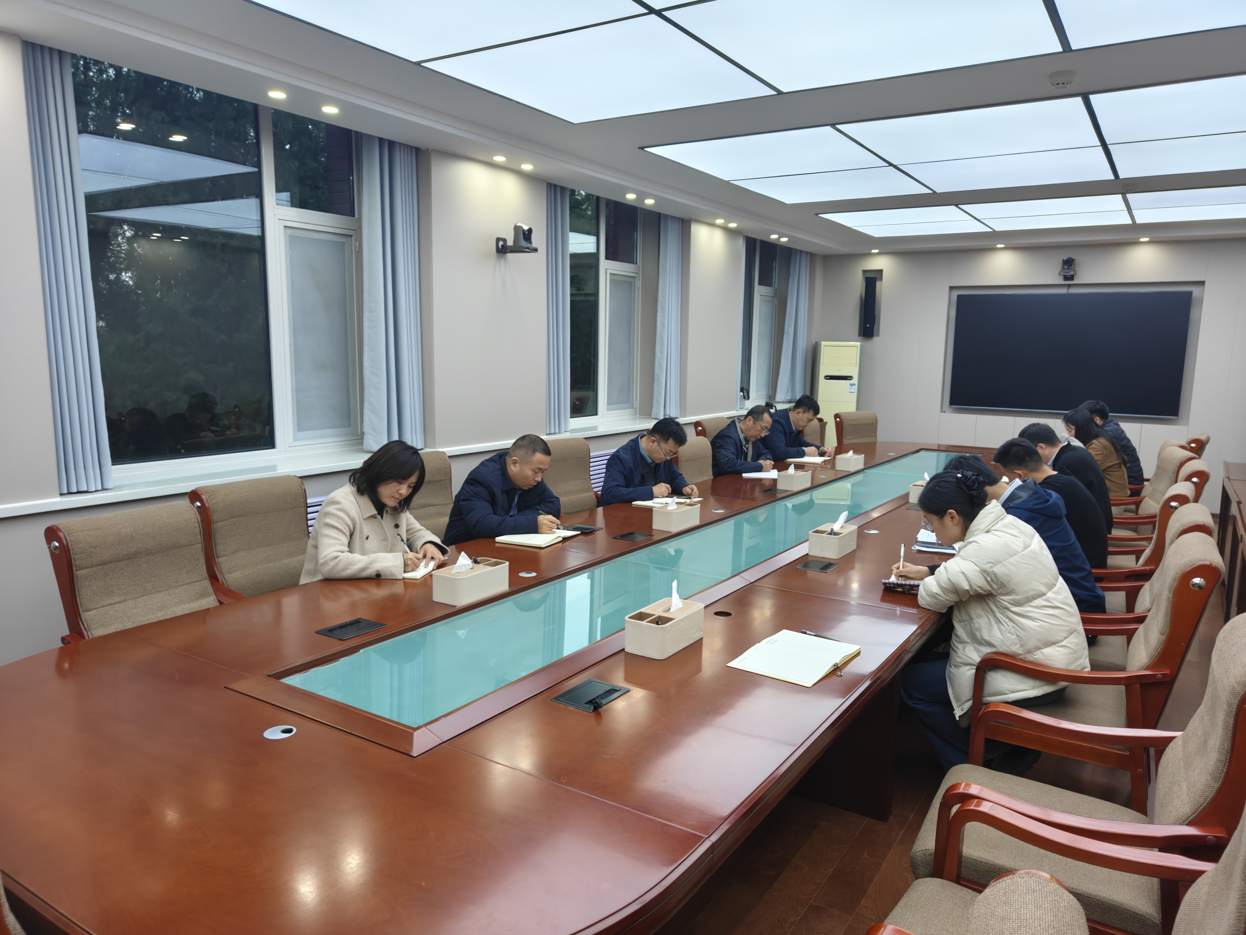 深学全会精神 勇担枢纽使命 —— 学校办公室专题学习党的二十届四中全会精神